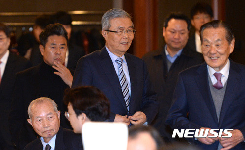 【서울=뉴시스】임태훈 기자 = 더불어민주당 탈당 의사를 밝힌 김종인 전 비상대책위원회 대표가 7일 오후 서울 중구 소공동 롯데호텔에서 열린 2017년 한국중견기업연합회 정기총회에 참석하고 있다.   김 전 대표는 이날 오전 여의도 국회 의원회관에서 기자들과 만나 "탈당 할거냐고? 그건 할꺼예요"라며 "탈당을 비공식적으로 할 수는 없다. 날짜는 제가 알아서 판단한다"고 말했다. 2017.03.07.   taehoonlim@newsis.com