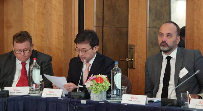 2016년 10월 네덜란드 암스테르담에서 열린 제8차 국제 군 옴부즈만 기구 회의에서 정상환 국가인권위원회 상임위원이 군 옴부즈만 기구의 독립성 등을 주제로 발표하고 있다. [국가인권위원회]