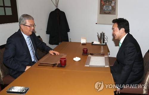 (서울=연합뉴스) 정하종 기자 = 7일 오전 서울 중구 한 음식점에서 김종인(왼쪽) 더불어민주당 전 비대위 대표와 손학규 민주당 전 대표가 만나 이야기를 하고 있다. 2017.3.7