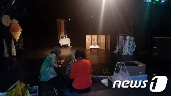 광장극장 블랙텐트 공연준비 현장 © News1