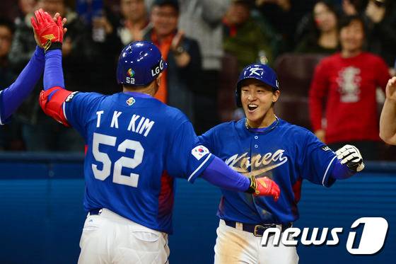 9일 오후 서울 구로구 고척스카이돔에서 열린 2017년 월드베이스볼클래식(WBC) 1라운드 한국과 대만의 경기에서 10회초 2사 1루 상황 한국 김태균이 2점 홈런을 치고 동료들과 기뻐하고 있다. 2017.3.9/뉴스1 © News1 임세영 기자