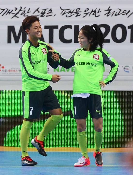 서울 중구 장충체육관에서 열린 제14회 홍명보 자선축구 경기에서 희망팀이 골을 성공 시킨 후 이승우와 이민아가 세리머니를 하고 있다. 사진=뉴시스