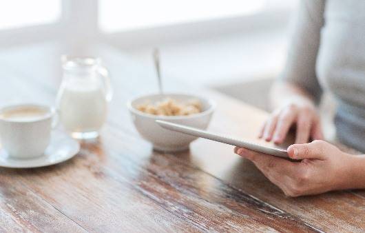 아침식사로 우유와 시리얼을 먹는 모습
