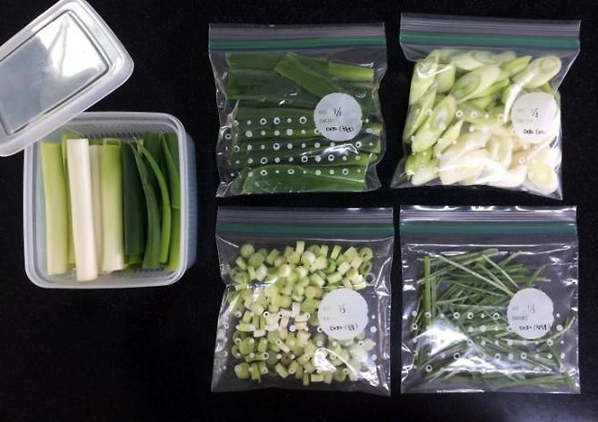 대파야 말로 소분해 놓으면 하나도 버리지 않고 사용할 수 있는 식재료다. 육수내기용이나 조림, 국, 탕 등 용도별로 알맞게 손질해 각각 용기나 지퍼백에 넣어 냉동한다. [사진 블로거 은구슬]