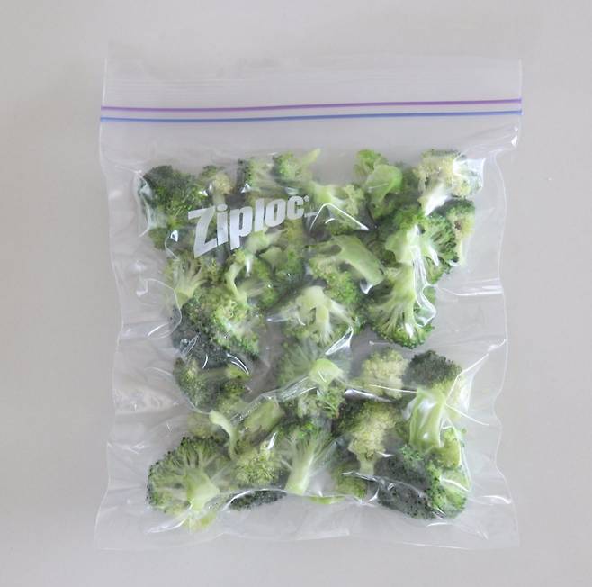 브로콜리는 바로 먹을 수 있는 한 입 크기로 잘라 데친 후 지퍼백에 넣어 냉동한다.[사진 '3배속 살림법']