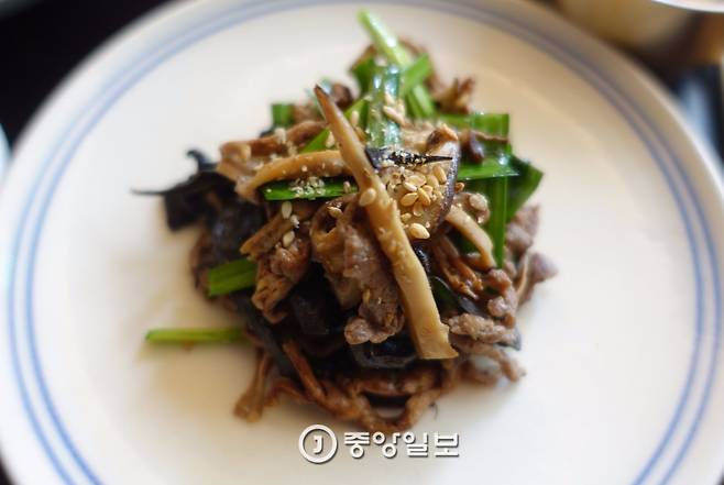 싸리버섯 볶음(기본음식).