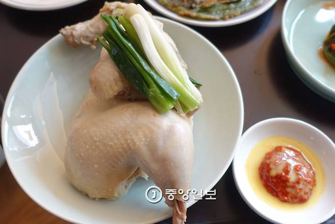 평안도식 찜닭. 권우중 셰프가 이북이 고향인 어머니 솜씨를 원용했다(4월부터 선택음식).