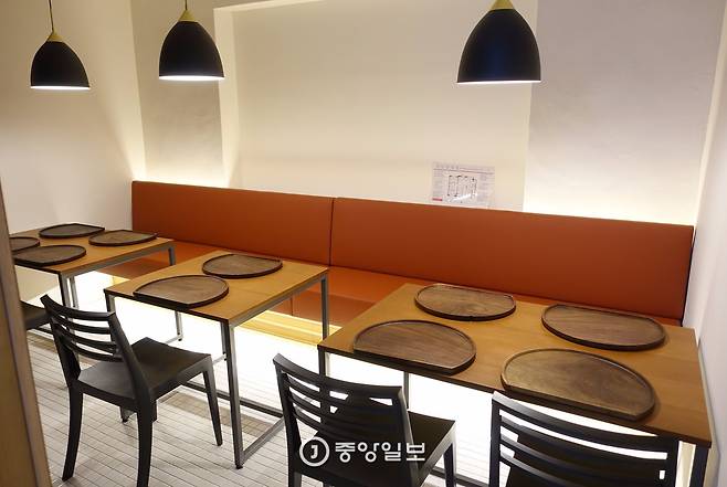 2인, 4인, 6인, 10인 테이블로 편성을 바꿀 수 있는 입식 테이블 별실. 독상 개념은 여기도 똑같다.