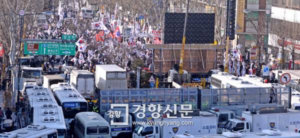 박근혜 대통령 탄핵 심판 선고일인 10일 오전 서울 종로구 헌법재판소 인근이 경찰의 ‘갑’호 비상령과 함께 삼엄한 경비와 통제가 이루어지고 있다.  안국역 인근에 탄핵반대 시위 참가자들이 태극기를 흔들며 탄핵반대를 외치고 있다. 김기남 기자 kknphoto@kyunghyang.com