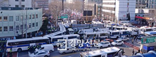 박근혜 대통령 탄핵 심판 선고일인 10일 오전 서울 종로구 헌법재판소 인근이 경찰의 ‘갑’호 비상령과 함께 삼엄한 경비와 통제가 이루어지고 있다. 김기남 기자 kknphoto@kyunghyang.com