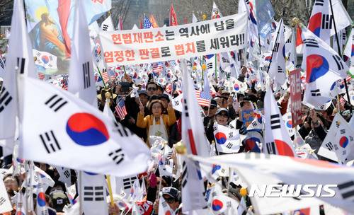 【서울=뉴시스】최동준 기자 = 헌법재판소에서 박근혜 대통령 탄핵 심판이 열리고 있는 10일 서울 종로구 헌재 인근에서 박 전 대통령 지지자들이 탄핵 기각을 촉구 하고 있다. 2017.03.10.   photocdj@newsis.com