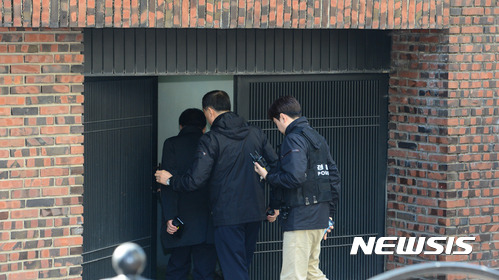 【서울=뉴시스】권현구 기자 = 헌법재판소가 만장일치로 탄핵 인용을 결정한 10일 오후 서울 강남구 삼성동 박근혜 전 대통령 사저로 청와대 경호팀과 총무 비서관실 직원들이 들어서고 있다. 2017.03.10.   stoweon@newsis.com