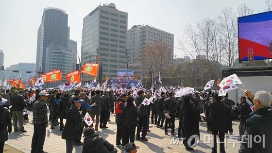 11일 오후 2시 서울 중구 대한문 앞에서 '대통령 탄핵 기각을 위한 국민총궐기 운동본부'가 제1차 국민저항운동 태극기 집회를 열었다./ 사진=윤준호 기자