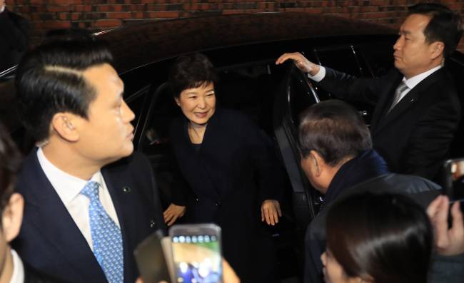 박근혜 전 대통령이 12일 오후7시40분께 차에서 내려 서울 강남구 삼성동의 사저로 이동하고 있다 [사진제공=연합뉴스]