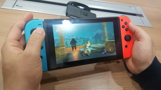 닌텐도 ‘스위치’를 휴대용 게임기로 사용할 때의 모습. /김범수 기자