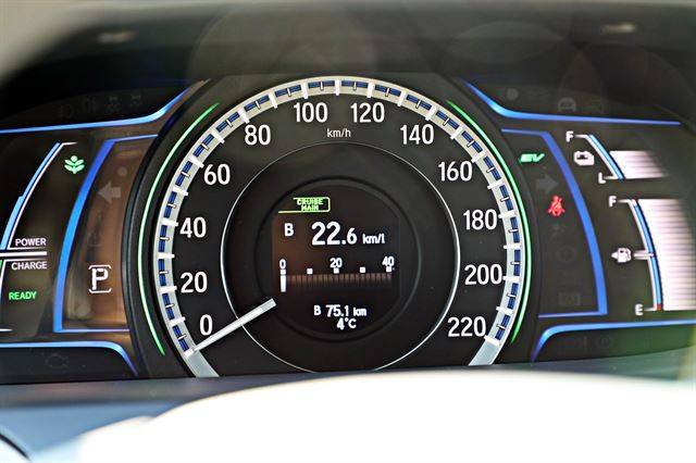 서울에서 경기도 화성 궁평항까지 약 75㎞의 거리를 평균 22.6㎞/ℓ의 연비로 달렸다