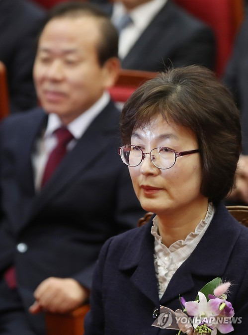 (서울=연합뉴스) 김도훈 기자 = 이정미 헌법재판소장 권한대행이 13일 오전 서울 종로구 헌법재판소장에서 열린 퇴임식에서 자리에 앉아 있다. 왼쪽은 차기 대행 김이수 재판관. 2017.3.13  superdoo82@yna.co.kr  (끝)