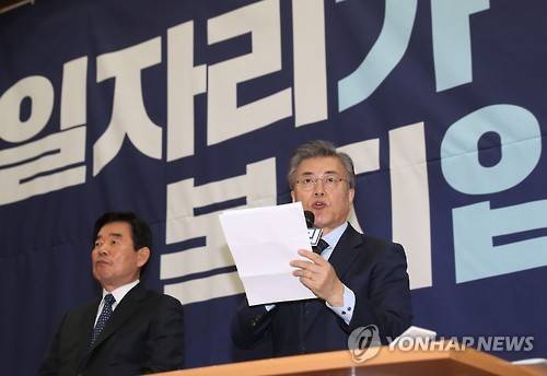 (서울=연합뉴스) 안정원 기자 = 더불어민주당 대선주자인 문재인 전 대표가 13일 오전 국회 의원회관에서 열린 더문캠 일자리위원회 출범식에서  일자리창출 방안을 밝히고 있다.      jeong@yna.co.kr