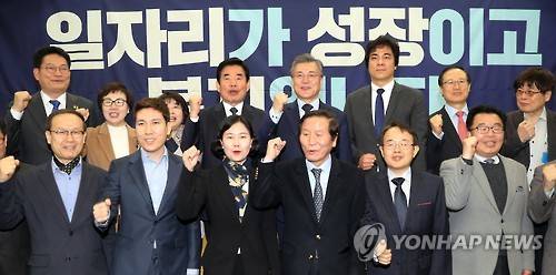 (서울=연합뉴스) 안정원 기자 = 더불어민주당 대선주자인 문재인 전 대표가 13일 오전 국회 의원회관에서 열린 더문캠 일자리위원회 출범식에서 참석자들과 기념촬영을 하고 있다.      jeong@yna.co.kr