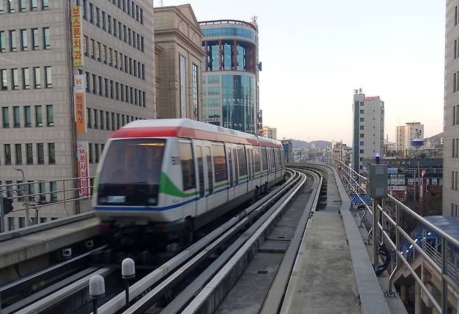 의정부경전철이 지난 10일 경기도 의정부역 인근 도심 빌딩숲 사이를 운행하고 있다. 박경만 기자