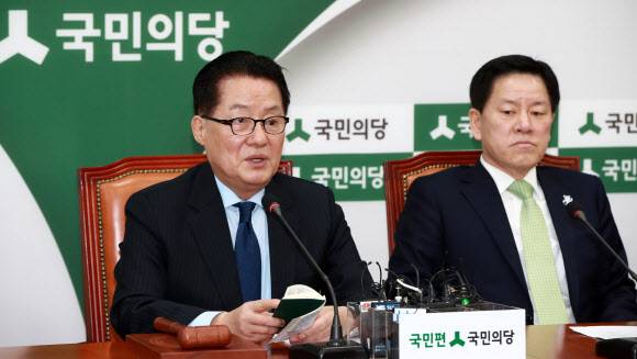 박지원 대표 최고위 발언 - 국민의당 박지원 대표(왼쪽)가 15일 오전 국회 당대표실에서 열린 최고위원회의에 참석해 발언하고 있다. 2017.3.15 연합뉴스 박지원 대표 최고위 발언 - 국민의당 박지원 대표(왼쪽)가 15일 오전 국회 당대표실에서 열린 최고위원회의에 참석해 발언하고 있다. 2017.3.15 연합뉴스