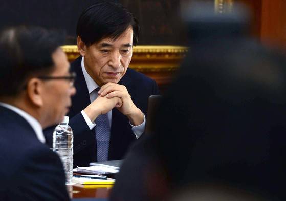 미국 연방준비제도(Fed)의 기준금리 인상 결정에 한국은행의 고민이 한층 깊아졌다. 이주열 한은 총재가 지난해 12월 서울 중구 한국은행 본관에서 열린 금융통화위원회의에서 생각에 잠겨 있다. [중앙포토]