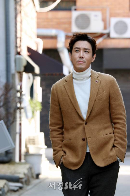 배우 최원영이 인터뷰 전 포즈를 취하고 있다. /사진=오훈 기자