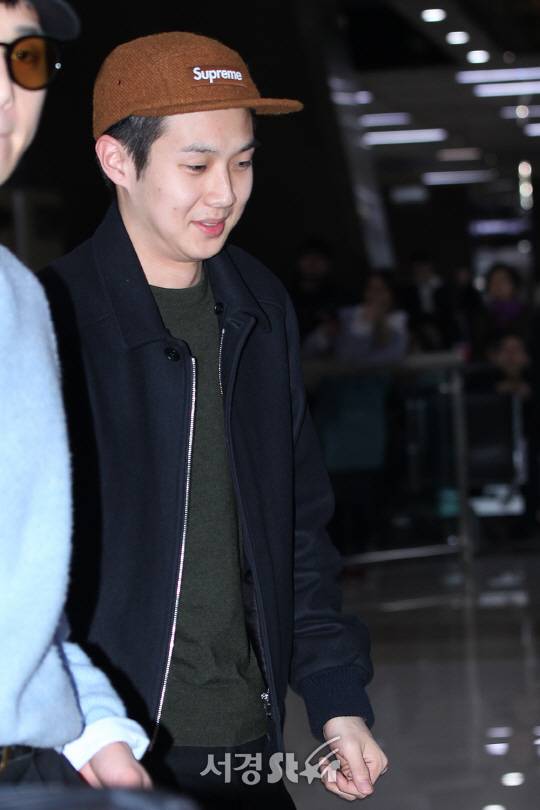 배우 최우식이 16일 오후 서울 강서구 방화동 김포국제공항을 통해 해외일정을 마치고 입국하고 있다.