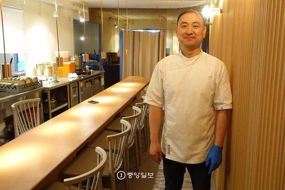 음식이 떨어져 일찍 영업을 마치고 뒷정리를 하던 근무복 차림의 옥동식 오너셰프. 뜨거운 국물로 토렴을 계속하기 때문에 그릇을 잡는 왼손을 보호하기 위해 고무장갑을 늘 끼고 있다.