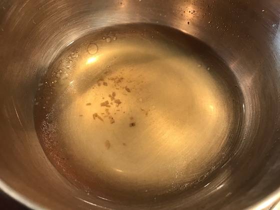 밥을 말지 않은 상태의 돼지곰탕 국물은 기름기만 없으면 물이라 해도 될 정도로 맑다.