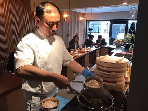 밥과 고기를 담은 그릇에 뜨거운 국물을 여러 차례 부었다 따라내며 토렴을 하는 옥동식 셰프. 모든 과정이 손님들 바로 앞에서 진행된다.