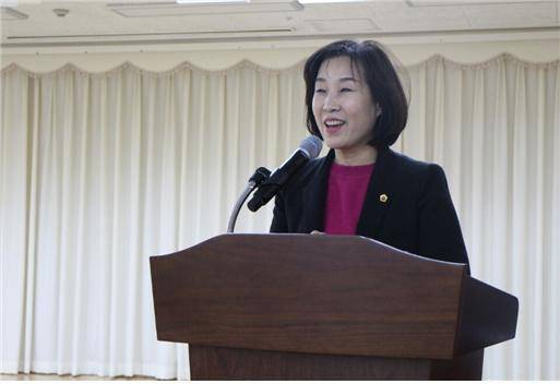 김혜련 서울시의원이 14일 서울시그룹홈지원센터로 부터 처우개선 등 기여로 공로패를 받고 인삿말을 하고 있다.