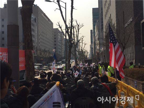 18일 박근혜 전 대통령 자택 100m 앞 대통령복권국민저항본부 주최로 시위가 열렸다.