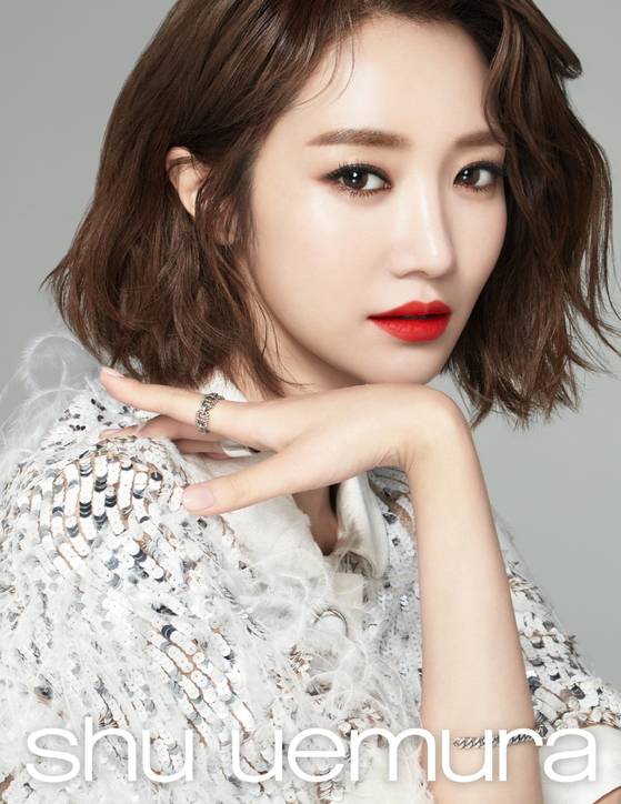 선명한 오렌지 레드 컬러로 입술을 표현한 고준희. [사진 슈에무라]