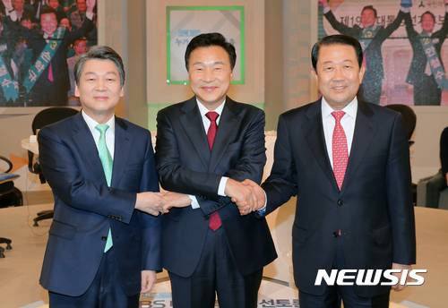 【서울=뉴시스】국회사진기자단 = 국민의당 19대 대선후보 예비경선에서 본 경선에 오른 안철수(왼쪽부터) 전 대표, 손학규 전 민주당 대표, 박주선 국회부의장이 18일 오전 서울 영등포구 여의도 KBS 본관에서 열린 ‘국민의당 제19대 대통령선거후보자 TV토론회’시작에 앞서 기념촬영을 하고 있다. 2017.03.19.   photo@newsis.com