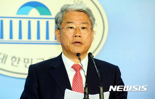 【서울=뉴시스】박영태 기자 = 김동철 국민의당 의원이 20일 오후 서울 여의도 국회 정론관에서 개헌관련 기자회견을 하고 있다. 2017.03.20.  since1999@newsis.com