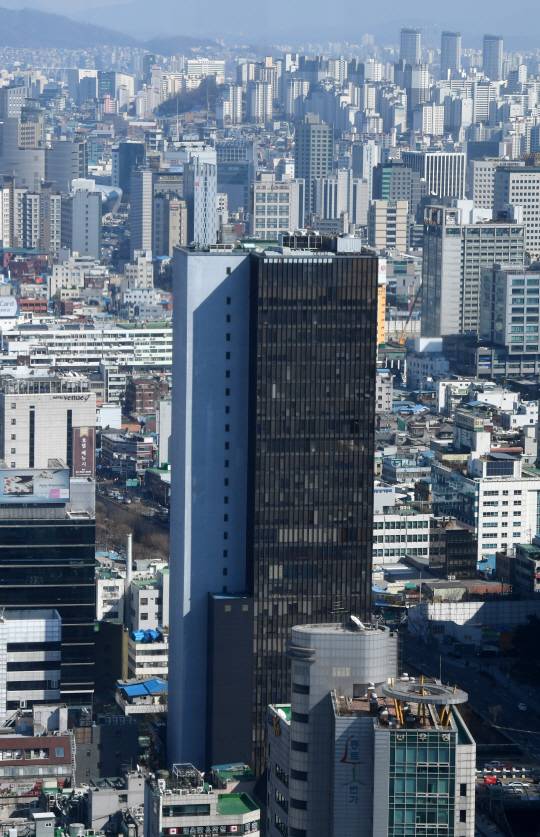 SK서린빌딩에서 바라본 삼일빌딩(종로구 관철동). 한국 마천루의 효시로 불리는 삼일빌딩은 고(故) 김중업씨가 설계했으며 1970년에 준공됐다. 두 건축물 모두 미국 뉴욕 맨해튼에 위치한 미스 반데어로에의 ‘시그램빌딩’의 영향을 받았다. 현대 오피스 빌딩의 전형으로 불리는 시그램빌딩의 영향을 받은 두 건축물이 30년이라는 시간을 사이에 두고 마주 보고 서 있다는 사실이 흥미롭다. /권욱기자