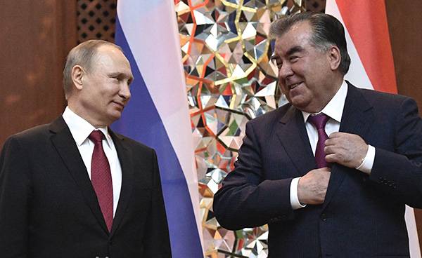 ⓒAFP 2월27일 에모말리 라흐몬 타지키스탄 대통령(오른쪽)이 타지키스탄을 방문한 블라디미르 푸틴 러시아 대통령과 대화를 나누고 있다.