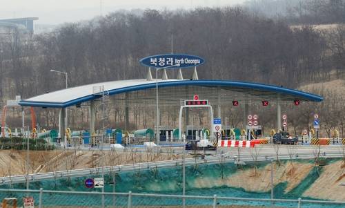 (인천=연합뉴스) 윤태현 기자 = 인천과 김포를 잇는 인천김포고속도로(제2외곽순환고속도로) 개통을 사흘 앞둔 20일 오전 인천시 서구 인천김포고속도로 북청라나들목에서 직원들이 운영 마무리 작업을 하고 있다. 2017.3.20  tomatoyoon@yna.co.kr  (끝)