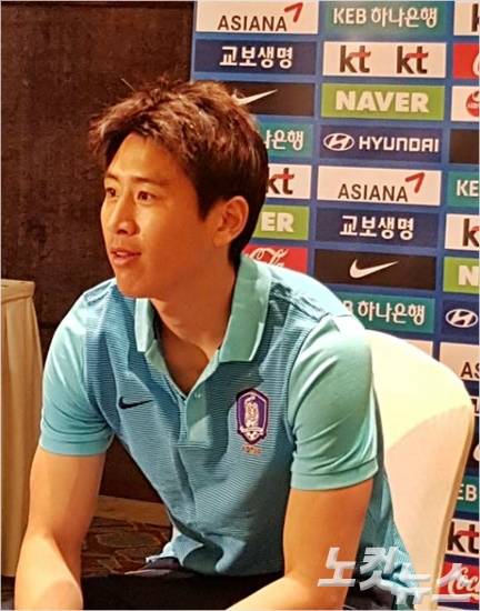 축구 국가대표 구자철은 중국과 2018 러시아월드컵 아시아지역 최종예선 A조 6차전을 위해 중국으로 입국하는 과정에서 기분 좋은 환대를 받았다고 소개했다. 창사(중국)=오해원기자