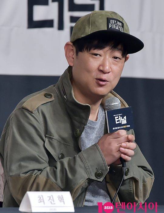 연출 신용휘가 22일 오후 서울 영등포구 타임스퀘어 아모리스홀에서 열린 OCN ‘터널'(극본 이은미, 연출 신용휘) 제작발표회에 참석하고 있다/사진=조준원 기자 wizard333@