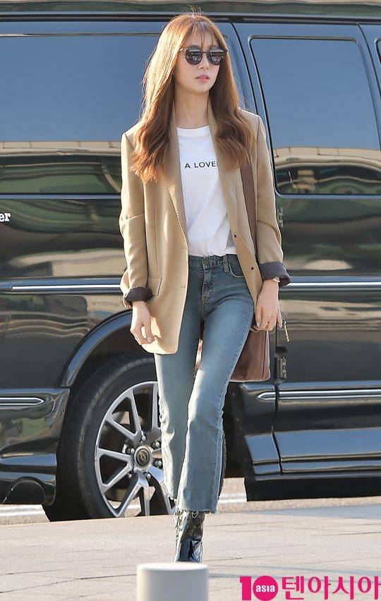 배우 백진희가 22일 오전 화보 촬영차 인천국제공항을 통해 일본으로 출국하며 공항패션을 선보이고 있다.