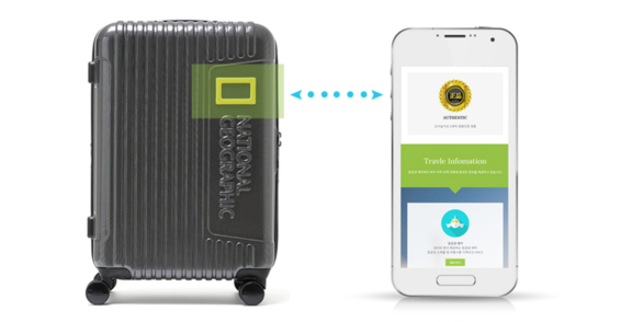 내셔널지오그래픽의 스타사인 스마트 캐리어는 NFC가 탑재된 스마트폰으로 가방 위 로고를 터치하면 정품등록 및 여행관련 콘텐츠를 확인할 수 있다. 현재는 안드로이드 폰에서만 사용이 가능하다./사진=내셔널지오그래픽