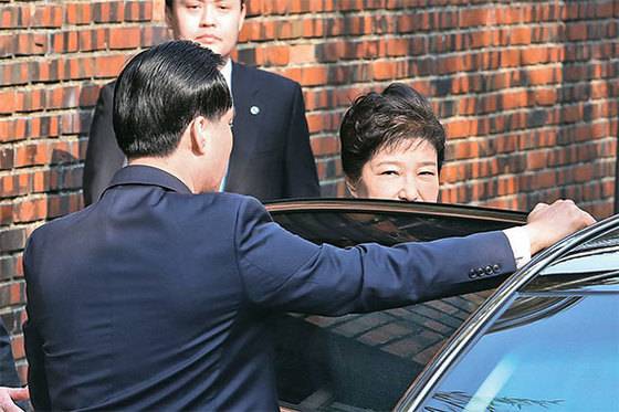박근혜 전 대통령이 21일 오전 피의자 신분으로 검찰 조사를 받기 위해 서울 삼성동 자택을 나서고 있다. [사진 장진영 기자]