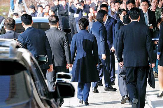 서울중앙지검에 도착한 박 전 대통령이 경호원들과 함께 청사로 들어서고 있다. [사진 조문규 기자]