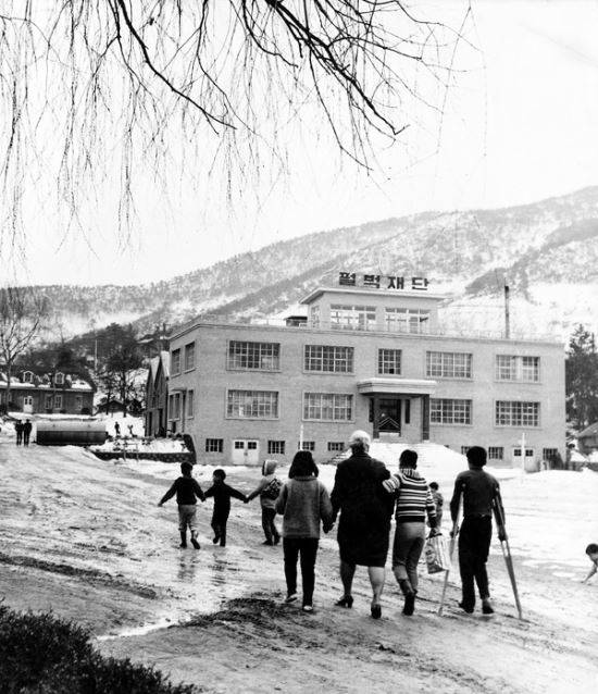 펄벅은 한국을 8차례 방문하며 오갈 데 없는 혼혈 아동들을 돌보는 재단과 시설을 세웠다. 1960년대 말, 펄벅이 ‘소사희망원’ 아이들과 함께 경기도 부천시 펄벅재단 사무실로 걸어가 있는 뒷모습이다. 부천 펄벅기념관