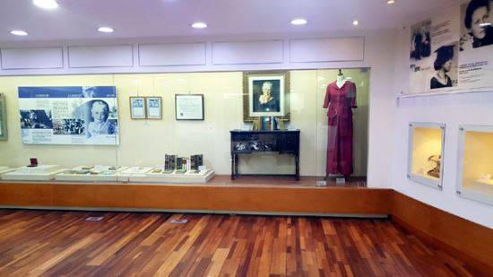 경기도 부천시 성주로 ‘부천 펄벅기념관’ 내부에 그가 한국을 방문했을 때 입었던 투피스와 ‘살아있는 갈대’를 집필 할 때 사용했던 책상이 보인다.