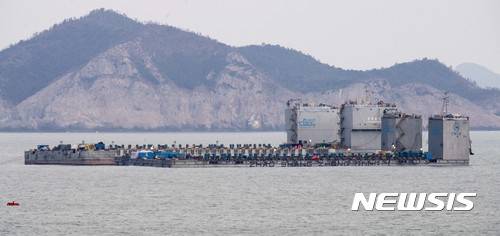 【진도=뉴시스】사진공동취재단 = 22일 오전 전남 진도군 세월호 침몰 해역에서 잭킹바지선 선원들이 시험인양에 필요한 준비작업을 하고 있다. 2017.03.22.     photo@newsis.com