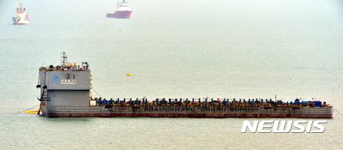 【진도=뉴시스】류형근 기자 = 22일 오후 전남 진도군 동거차도 인근 세월호 침몰 사고 해역에서 인양 테스트 작업이 진행되고 있다. 2017.03.22.    hgryu77@newsis.com