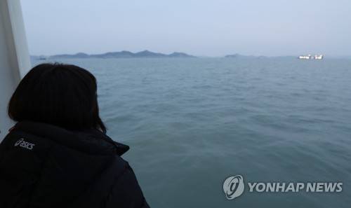 (진도=연합뉴스) 이진욱 기자 = 22일 오후 전남 진도군 세월호 인양 구역에서 미수습자 가족이 시험인양 야간작업을 지켜보고 있다.  cityboy@yna.co.kr